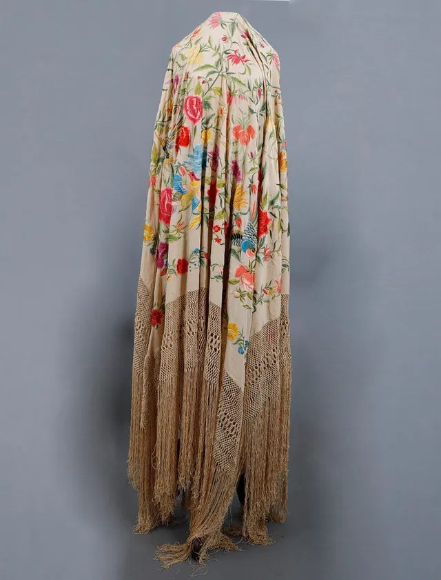 Manila shawl in embroidered beige silk, first third of the 20th Century.