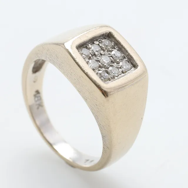 RING 18K vitguld med små briljanter 9 st om ca 0,01 c/st. Vikt 5,8 gram.