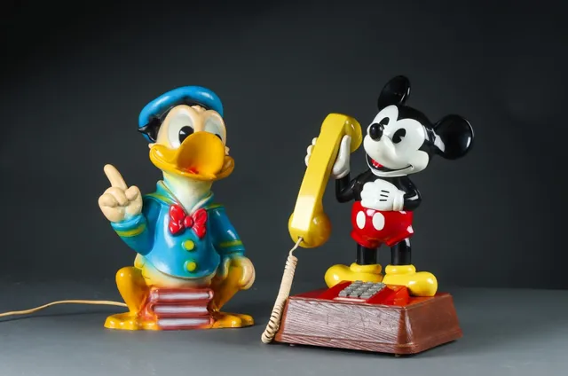 Walt Disney. Mickey Mouse telefon samt Anders And lampe (2)