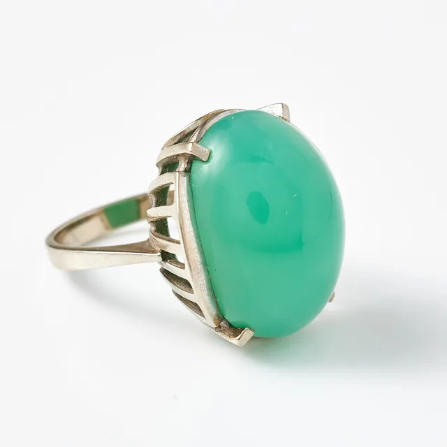 RING, 14 k rodierat vitguld, cabochochonslipad krysopras.