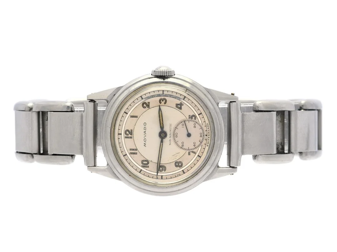 MOVADO, "Non-Magnetic", "Francois Borgel Case", Cal 470, Boett nr. A 474075 / 14729, herrur, 30,5 mm, stål, manuell, plexiglas, liten sekundvisare, skadad urtavla, defekt (behov av service), ca 1945, metallänk ej original. — Klockor/Movado — Kaplans