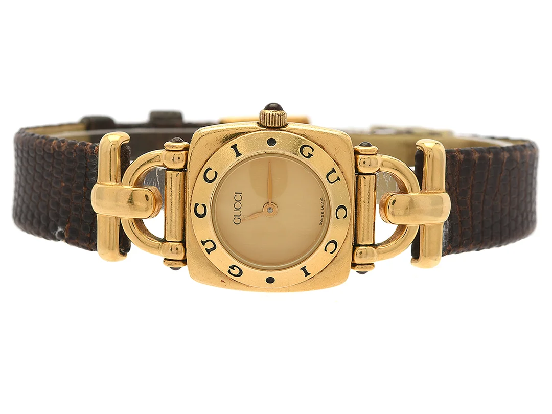 GUCCI, damur, 22 x 21 (38) mm, Serie nr. 0123448, Boett nr. 366 / 6300L, doublé (10 micron), quartz, mineralglas (skadat), skadad bakboett (repor), integrerat läderband (skadat), originalspänne, ca 1996, box. — Klockor/Gucci — Kaplans