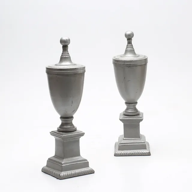 CASOLETTER/URNOR, ett par, bemålad metall, 1900/2000-tal.