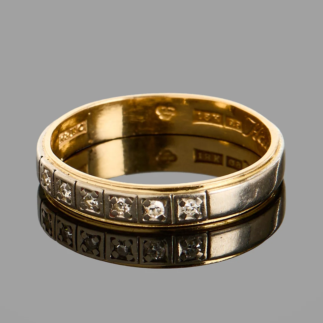 ALLIANSRING, 18k guld samt vitguld, dekorerad med 6 st diamanter totalt 0.06ct, Ceson Guldvaru 1966, Göteborg. — Rings — Crafoord Auktioner Stockholm