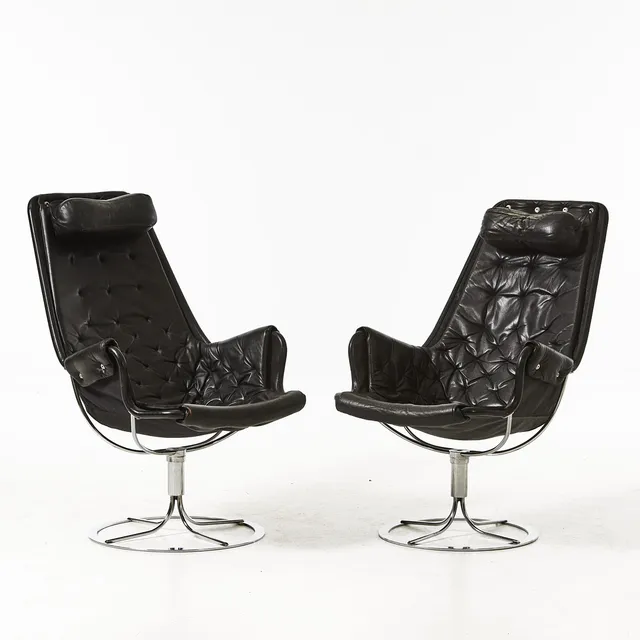 BRUNO MATHSSON. Fåtöljer, 1 par, "Jetson", DUX, klädd i svart läder/svart canvas, kromat underrede, med nackkudde, etikettmärkta.