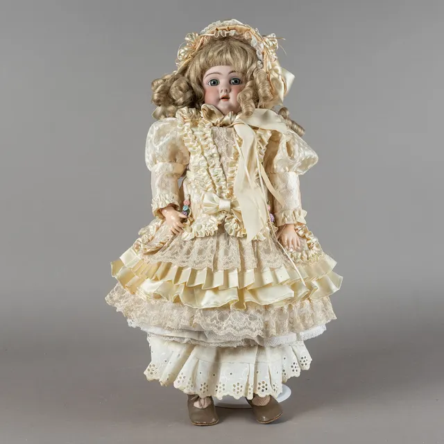 MAX HANDWERCK. Porzellankopfpuppe um 1900.