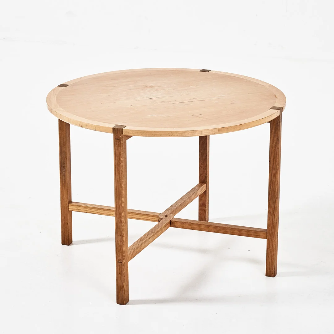 CHRISTINA FÜRST. Soffbord, "Kaskad", för Karl Andersson & Söner, skiva fanerad i björk, benställning i ek. — Coffee Tables — Stockholms Auktionsverk Magasin 5