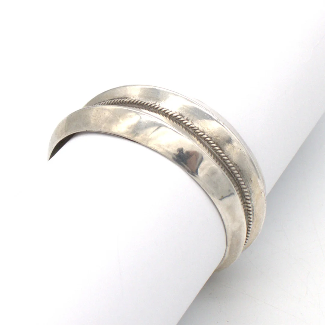 CHRISTIAN&IBANA. NAVAJO INDIANER ETHNO ARMREIF; STERLING SILBER 925; HANDARBEIT. — Bracelets — Kunst- und Auktionshaus Kleinhenz