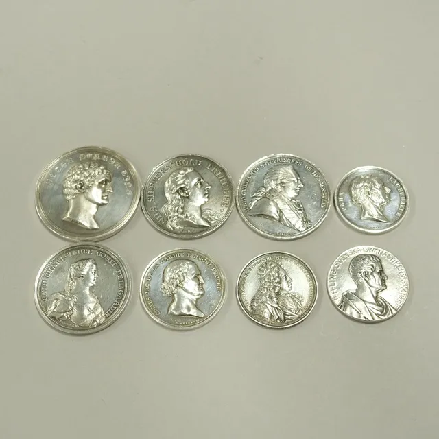 ÅTTA MINNESMEDALJER, SILVER, VIKT CA 415 GRAM.