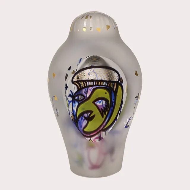 HANNE DREUTLER. Glasskulptur, graal med invändig och utvändig bemålning, signerad, Studio Åhus "Optimism" nr 325 år 1999.