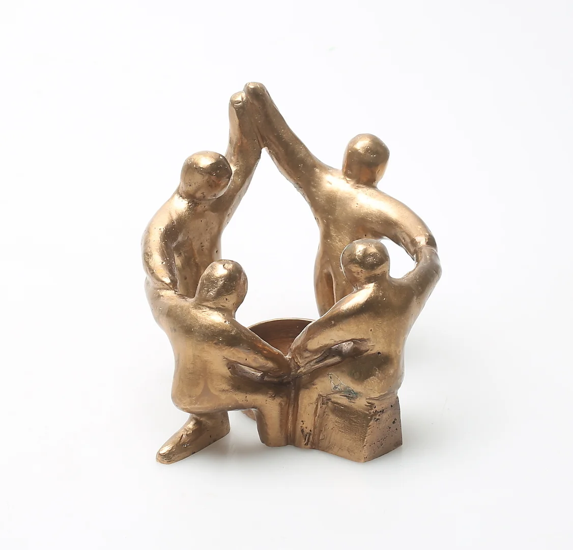 ROLF DE VAL. "Ljusdyrkare". Skulptur/ljuslykta, bronspatinerad metall, signerad och numrerad 40, daterad 23.4.86. — Sculptures & Bronzes — Gomér & Andersson Linköping