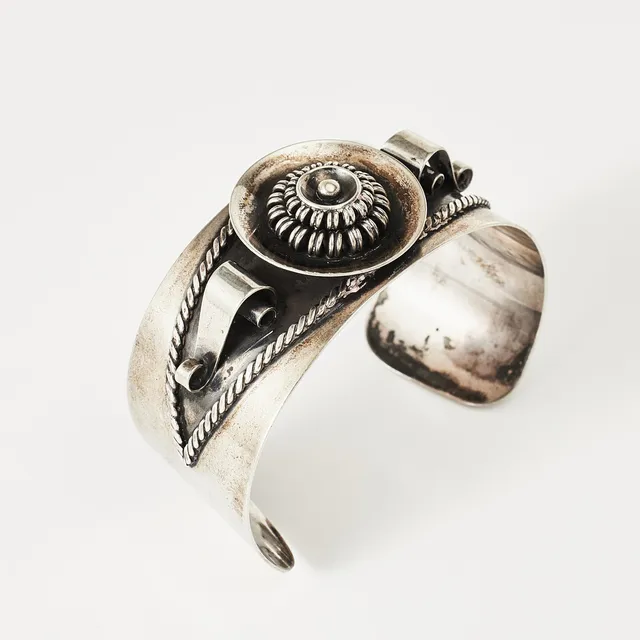 ARMRING, silver, öppen skena, twist-and rope dekor, 1900-tal.