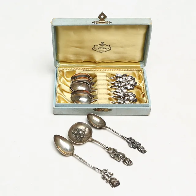 TESKEDAR 8 st och KARAMELLSKED, silver.