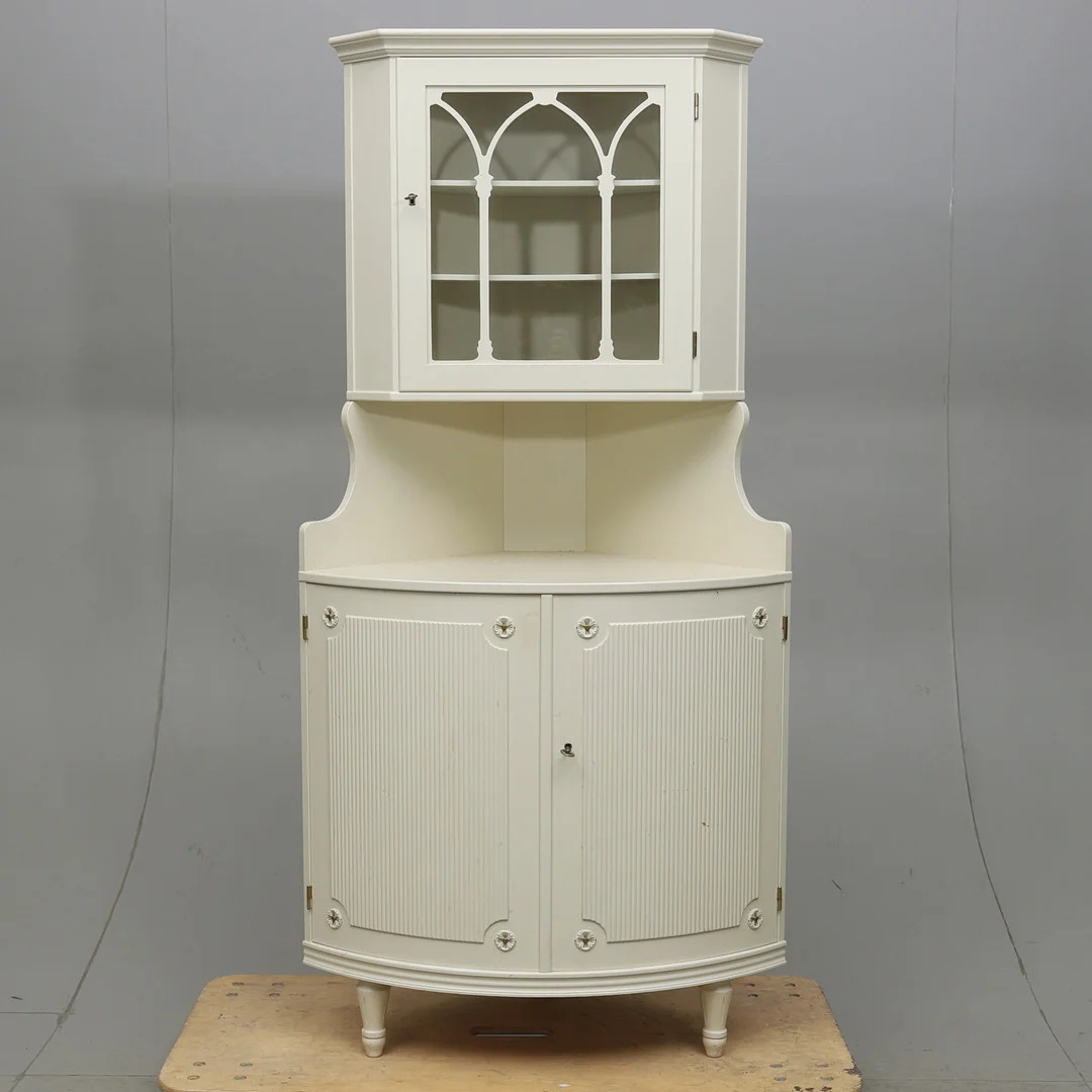 HÖRNSKÅP, Gustaviansk stil, 1900-talets andra hälft. — Cupboards, Cabinets & Shelves — Gomér & Andersson Norrköping