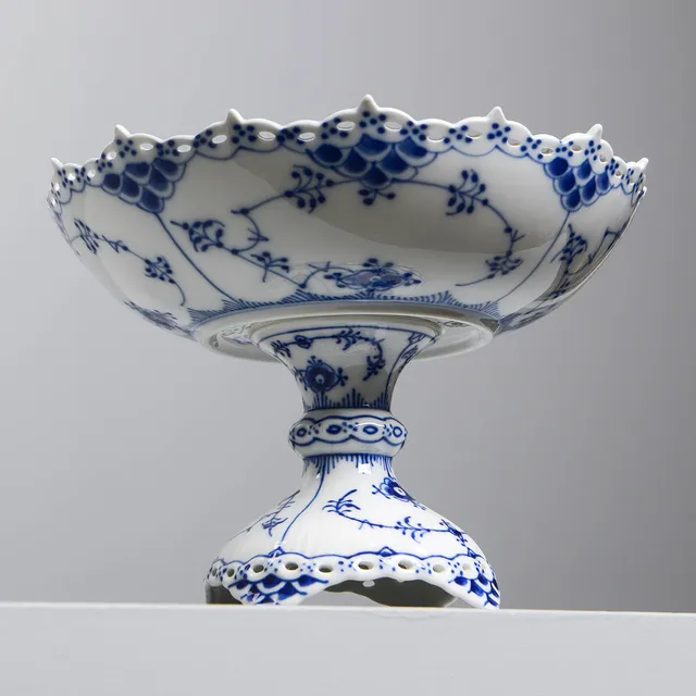 MUSSELMALET, uppsatsskål, nr 1020, helblond, Royal Copenhagen, Danmark.
