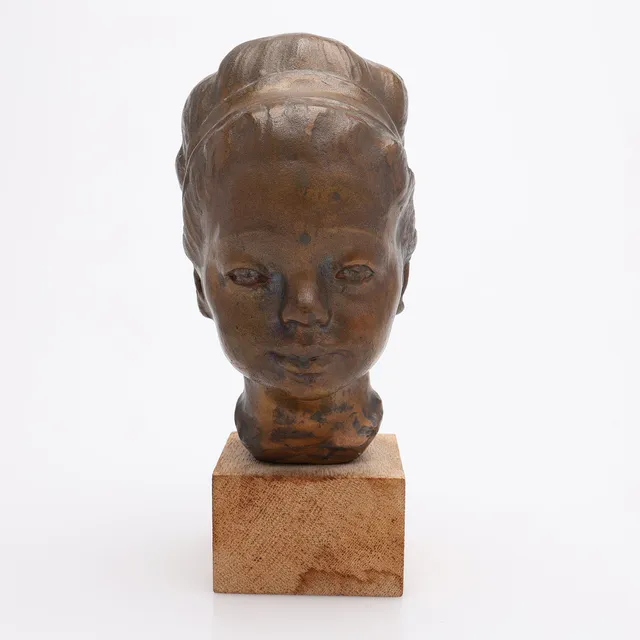 HELGE HÖGBOM. SKULPTUR I FORM AV EN FLICKAS HUVUD, BRONS MED POSTAMENT AV EK, signerad.