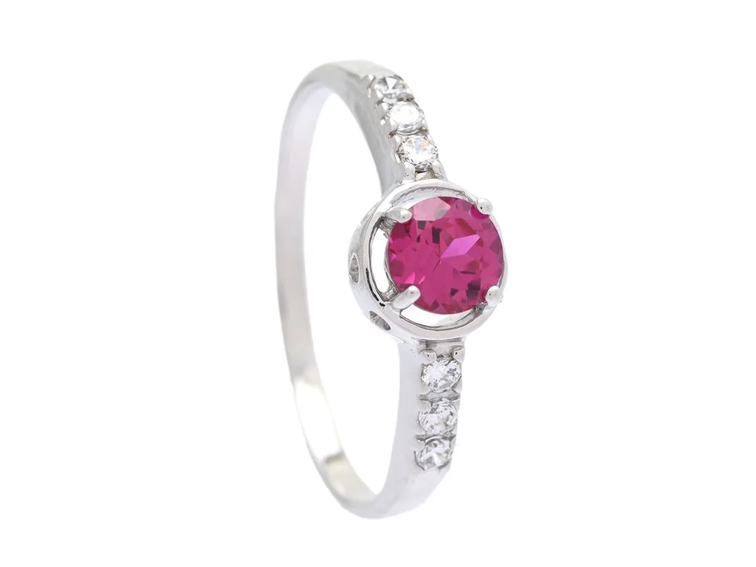 RING, sterlingsilver, syntetisk rubin, cubic zirkoner, stl 19,0 mm, vikt 1,9 g. — Smycken/Ring — Kaplans