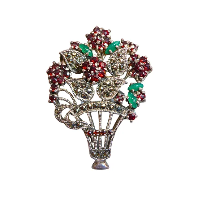 ART-DÉCO BLUMENKORB-BROSCHE AUS 835ER SILBER MIT GRANAT UND JADE, AUCH ALS ANHÄNGER TRAGBAR.
