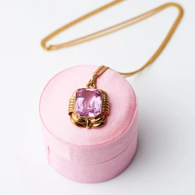 HÄNGE, syntetisk rosa safir med fantasislipning, KEDJA, 18 k guld, manglad pansarlänk.