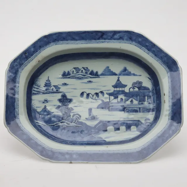 TERINFAT. Porslin, dekor av flodlandskap i underglasyrblå, Kina, omkring sekelskiftet 17/1800.
