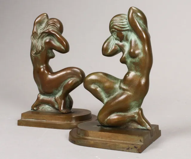 To art decó bogstøtter, patineret bronze (2)