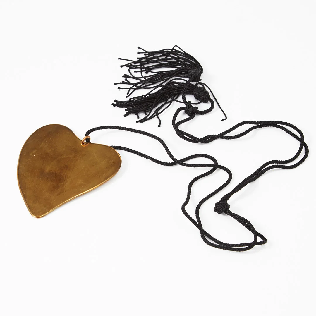 YVES SAINT LAURENT, halsband, "Museum Marrakech Brass Heart". — Vintage & Designer Fashion — Stockholms Auktionsverk Magasin 5