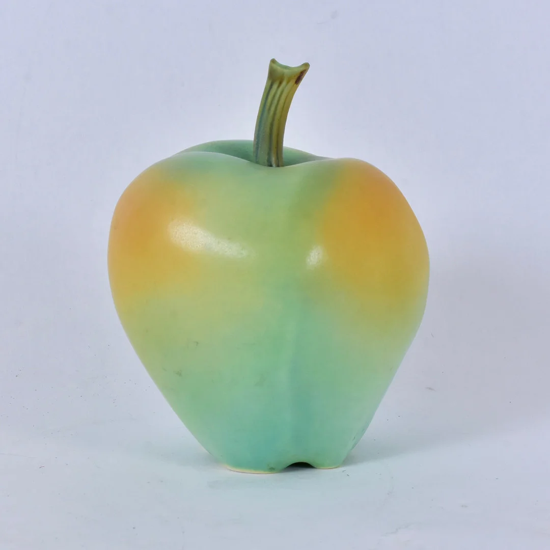 KERSTIN HÖRNLUND. skulptur, glaserat porslin, äpple. — European — Halmstads Auktionskammare