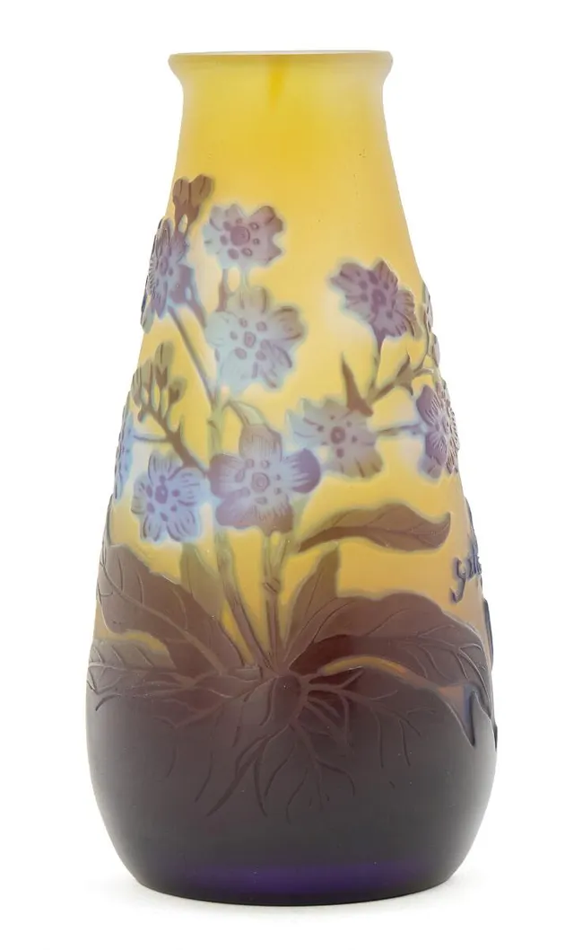 Frosted yellow glass overlaid with brown-purple glass carved with flowers and leaves. Signed Gallé. H. 12.5 cm. Diam. 6 cm.