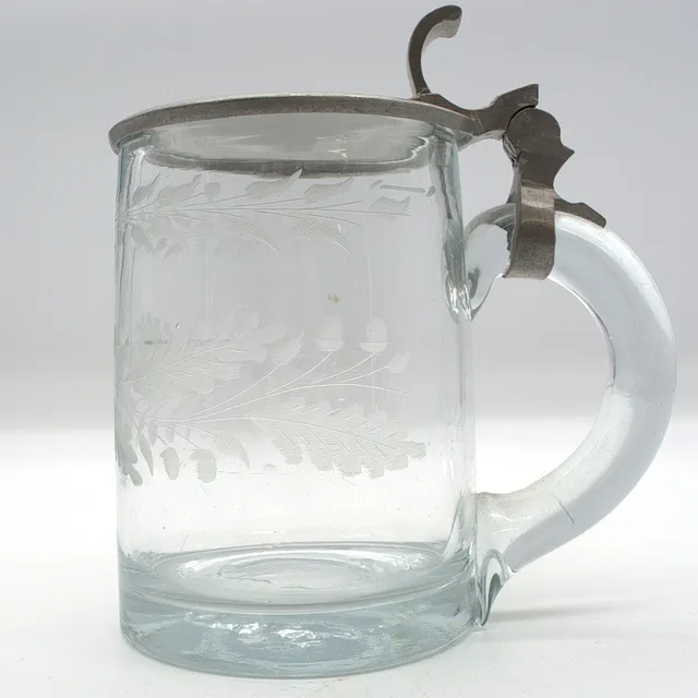 ANTIKER BIERKRUG DURCHSICHTIGES GLAS; MUNDGEBLASEN, HANDGESCHLIFFEN MIT ABRISS UM CA. 1840.