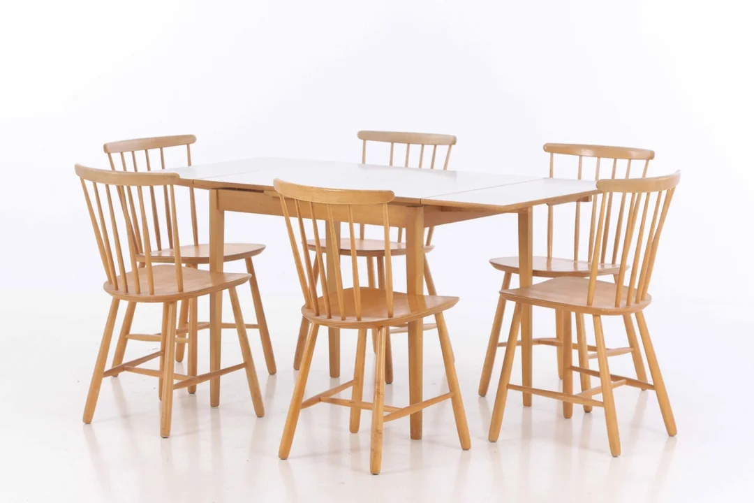 Six cane chairs / beech dining chairs and dining table (7) — Furniture/Dining tables, dining room furniture — Lauritz