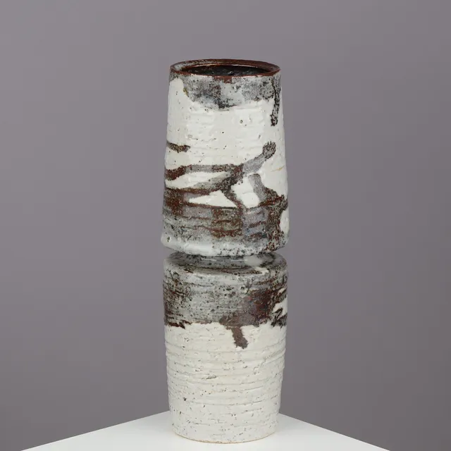 ANNIKKI HOVISAARI (1918-2004). Let konisk stentøjsvase glaseret i lyse og mørke nuancer, Arabia, Finland, 1950/60'erne.
