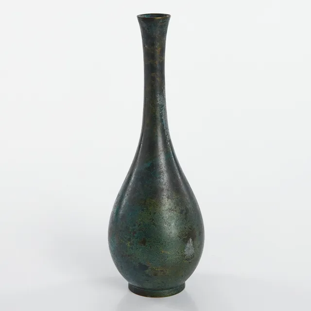 VAS, brons, Japan, tidigt 1900-tal, grönpatinerad, balusterformad med smal hals.