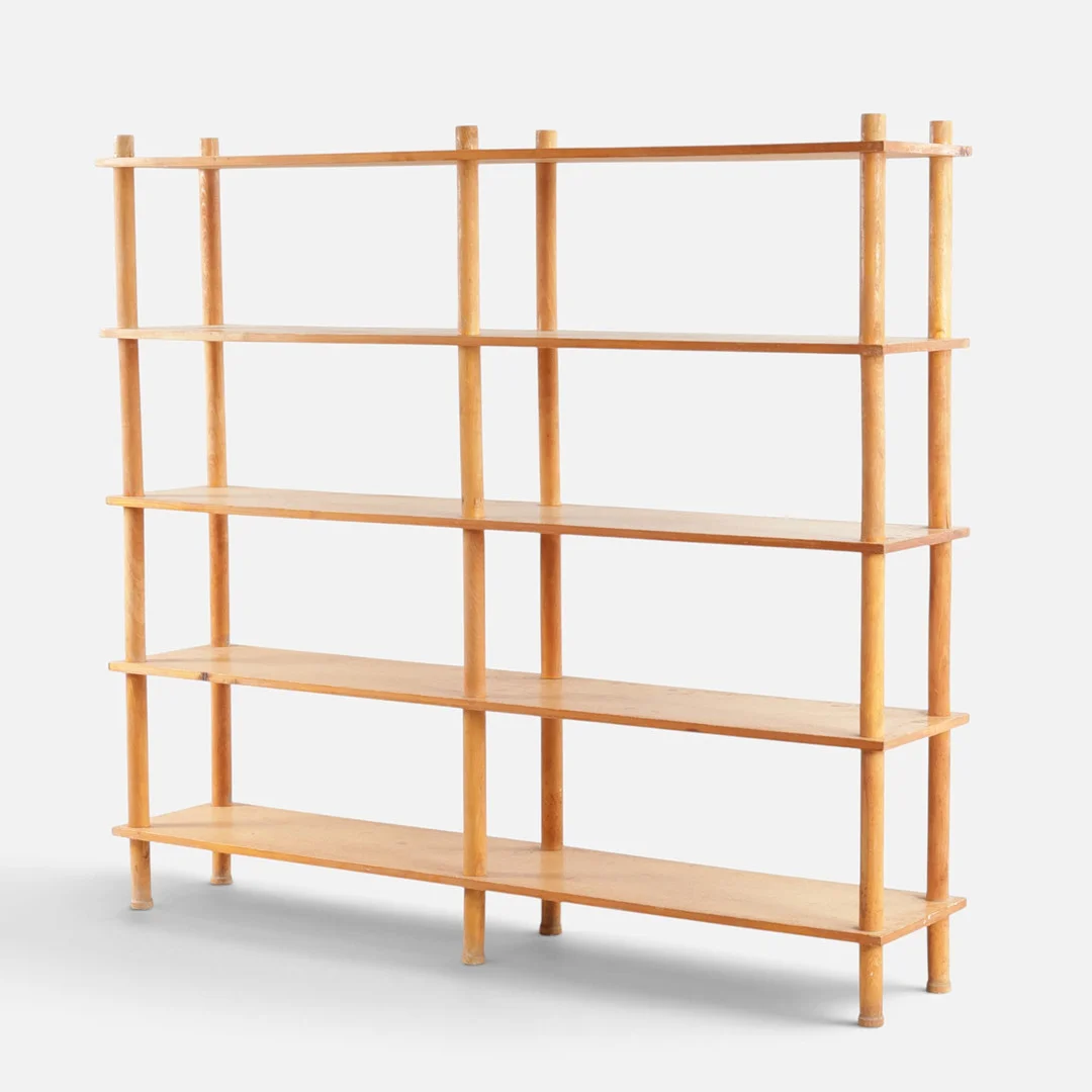 Fritstående reol af bøg med kantlister af fyr. Danmark, ca. 1950-60'erne. — Cupboards, Cabinets & Shelves — Woxholt Auktioner