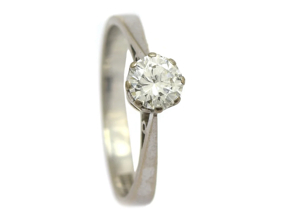 ENSTENSRING, 18K vitguld, briljantslipad diamant 0,48 ct, ca TW(G), nagg på rondisten, i övrigt små inneslutningar, Ge-Kå Rolf Kaplan, Stockholm 1976, stl 17,75 mm, vikt 2,7 g. — Smycken/Enstensring — Kaplans