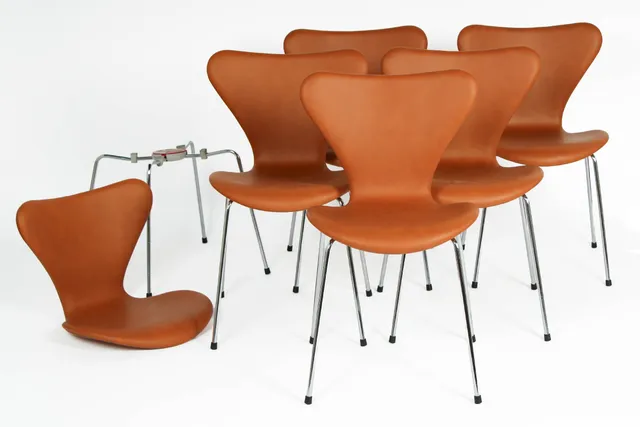 Arne Jacobsen. A set of six chairs 'Seven', model 3107, cognac-colored Calvados leather. New seat height 46.5 cm. (6)
