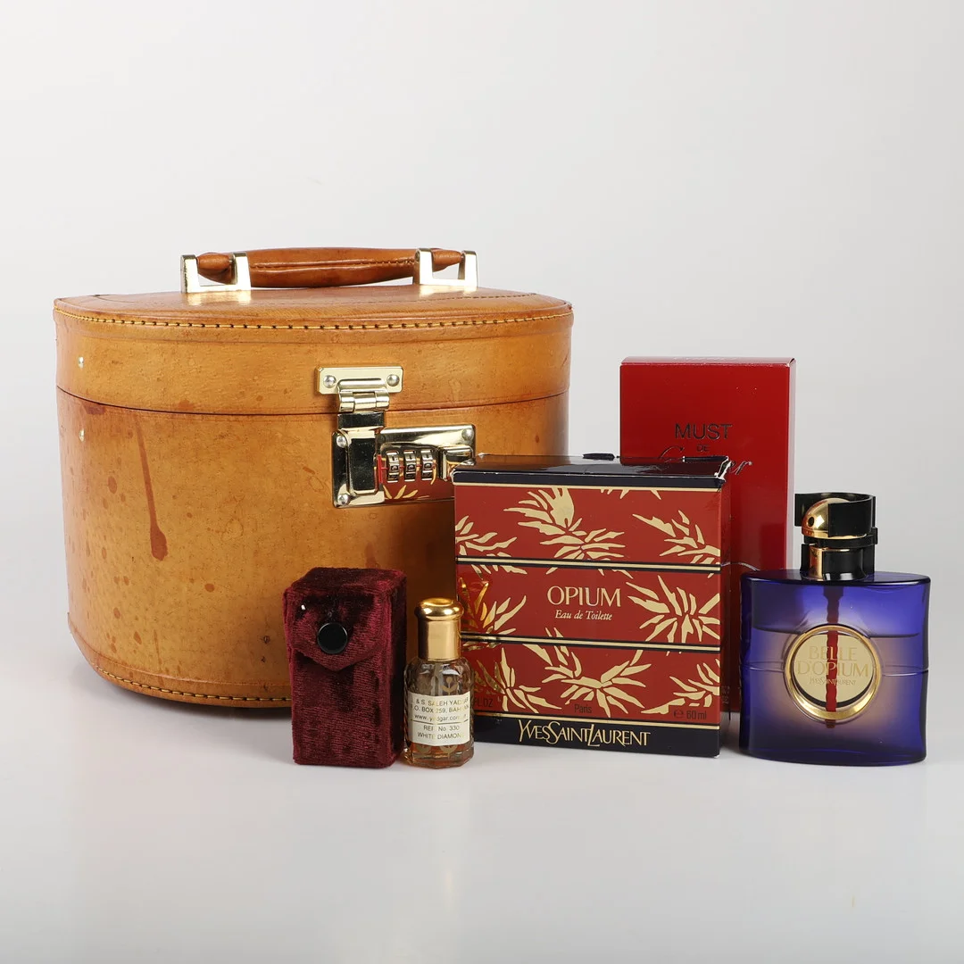 BEAUTYBOX, brunt skinn, med parfymer. — Vintage & Designer Fashion — Helsingborgs Auktionskammare