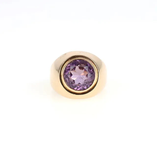 Amethyst ring of 14 kt. gold with amethyst, 6.7 g. Size 50.