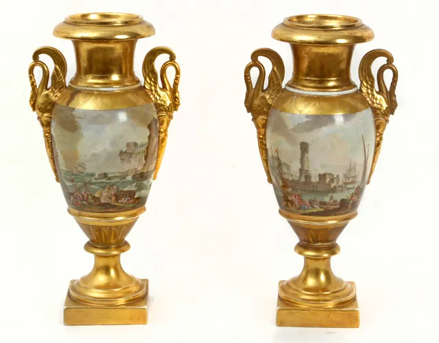 PAREJA DE JARRONES FRANCESES SIGLO XIX. En porcelana Viejo París de fondo dorado decorado con escenas portuarias.