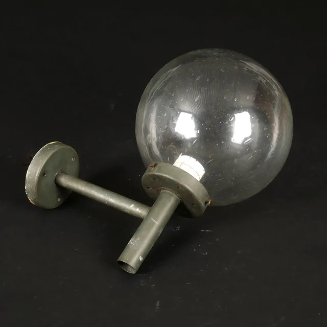 FASADLAMPA, järn och glas, 1900-talets mitt.