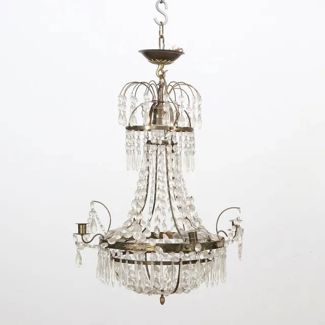 LJUSKRONA MED PRISMOR. Mässingsstomme med glasprismor. Empirestil, 1900-talets första hälft.