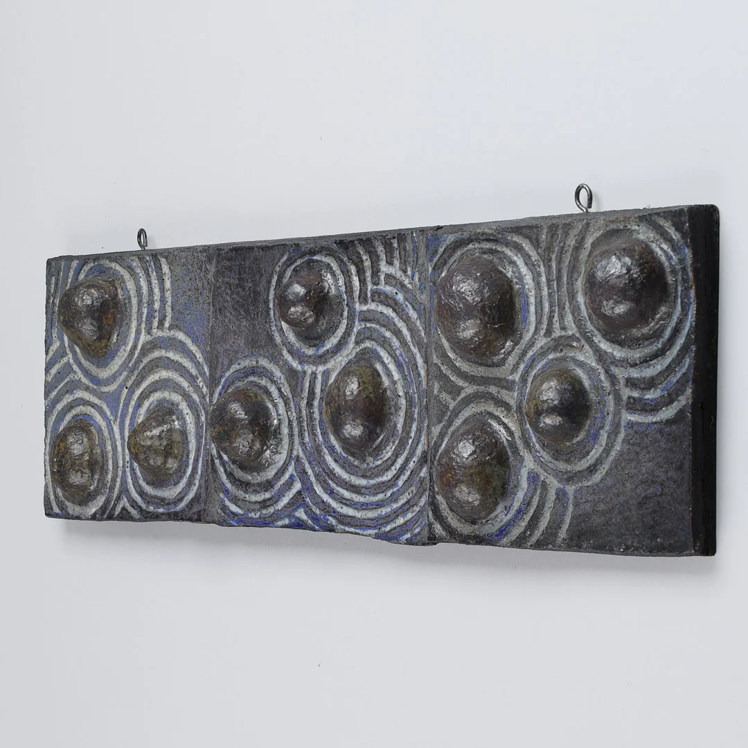 UBEKENDT KUNSTNER. Vægrelief af stentøj på træplade med geometrisk motiv, dansk formgiver, Danmark, 1977-80. — Other — Palsgaard Kunstauktioner