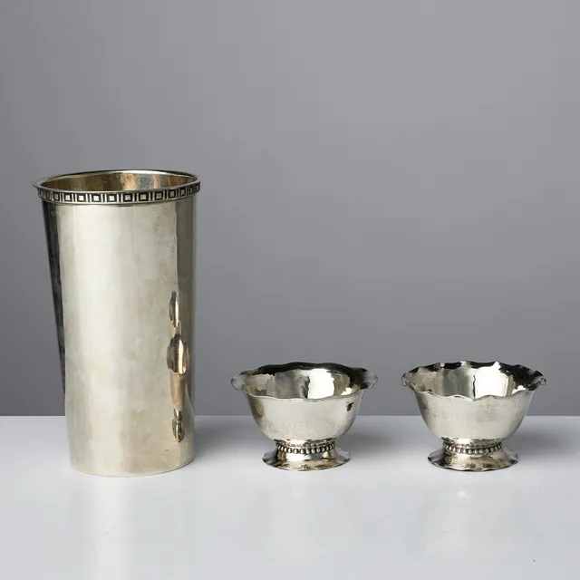 CG HALLBERG. Skålar 1 par + Pokal, 244 g, 1900-talets andra hälft, Stockholm.