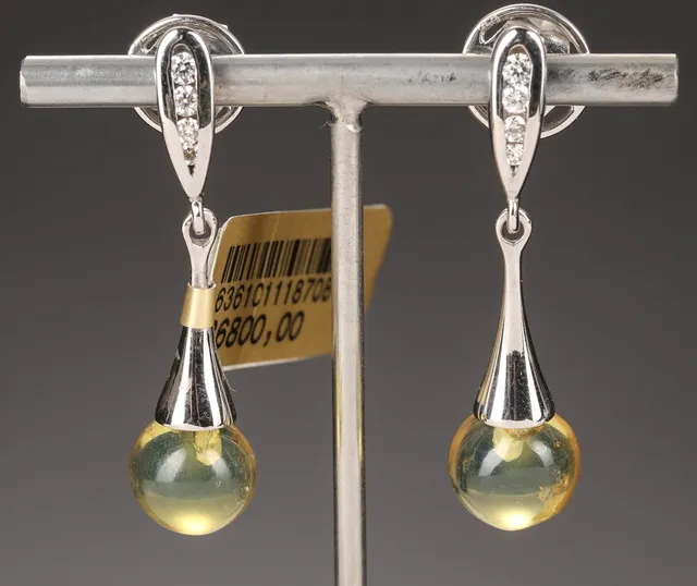 House of Amber. Pair of stud earrings in 18 kt white gold, amber and brilliant cut diamonds. 4.4 g. (2)