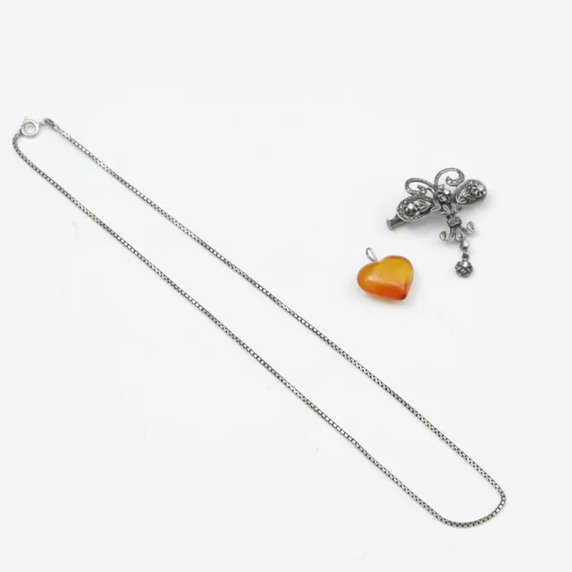 SMYCKEN, 3 delar, silverstämpel på halsband, hänget av bärnsten.