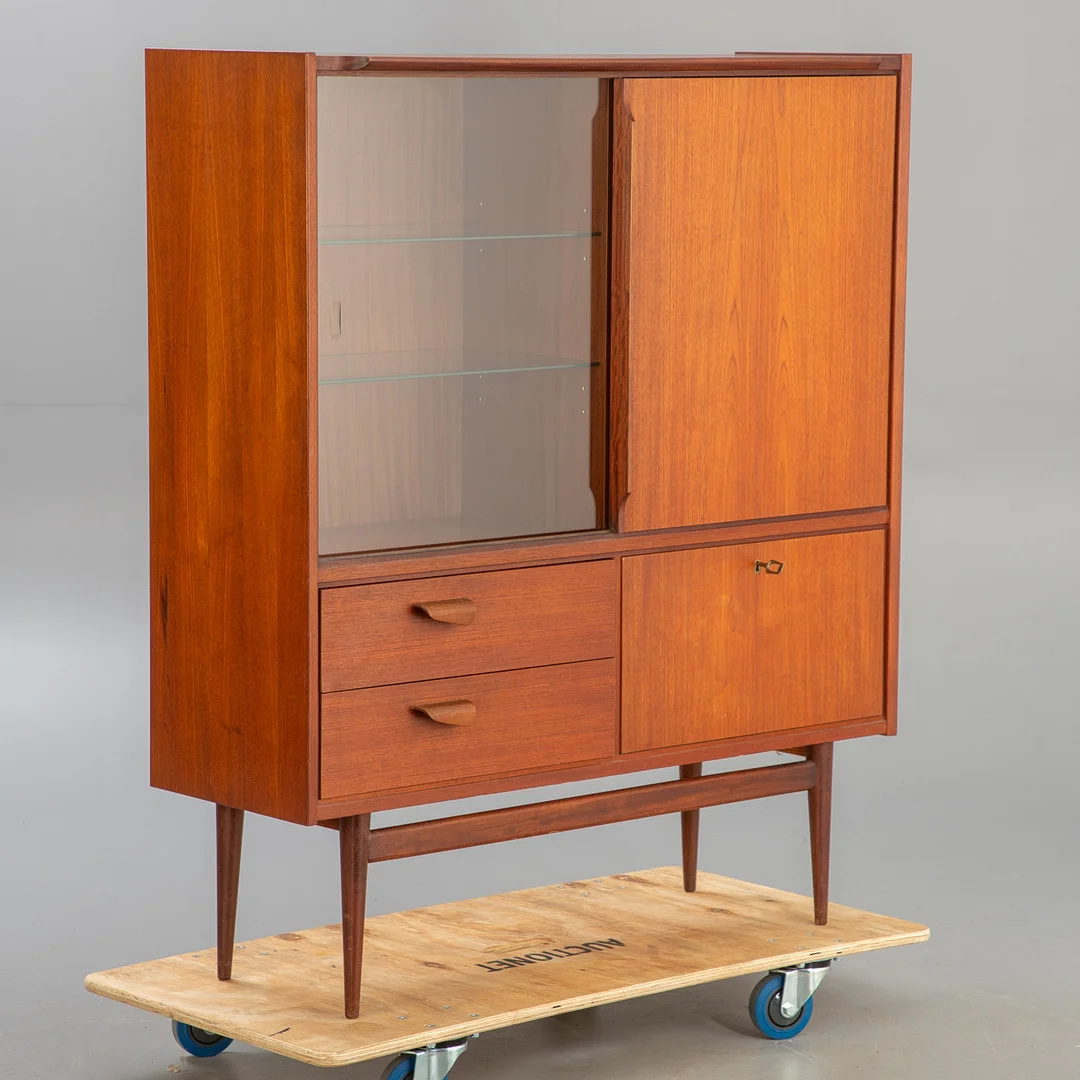GTV Werkstätten, Vitrine / Highboard in Teak, Deutschland, 1960er Jahre. — Cupboards, Cabinets & Shelves — Stockholms Auktionsverk Hamburg