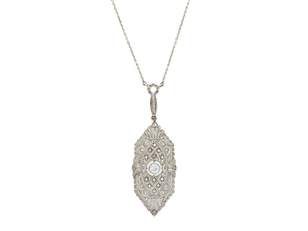 HÄNGE MED KEDJA, 18K vitguld, gammalslipad diamant ca 0,12 ct, rosenslipade diamanter, hängets höjd 46 cm, längd 42 cm, vikt 4,8 g. — Smycken/Hänge med kedja — Kaplans