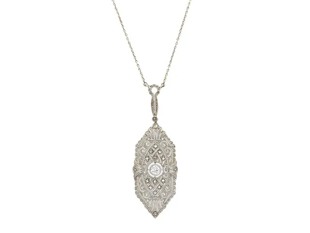 HÄNGE MED KEDJA, 18K vitguld, gammalslipad diamant ca 0,12 ct, rosenslipade diamanter, hängets höjd 46 cm, längd 42 cm, vikt 4,8 g.