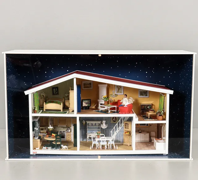 DOCKSKÅP Lundby i monter med plexiglas.
