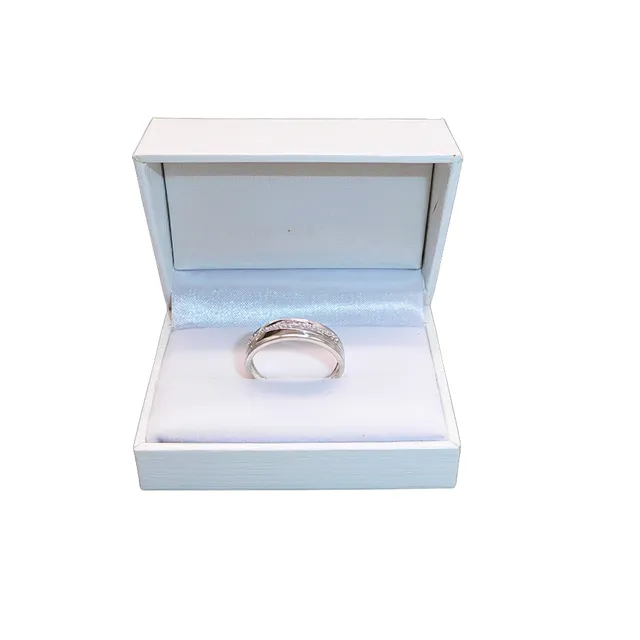 RING AUS 925ER SILBER MIT BESATZ AUS KLEINEN SCHMUCKSTEINEN.