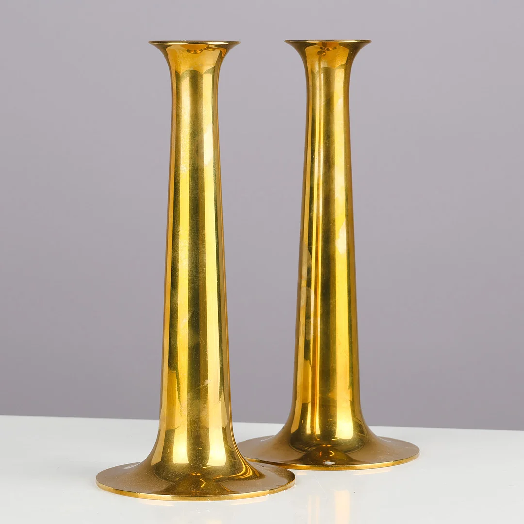 HANS BØLLING. Et par lysestager af messing, Torben Ørskov. Danmark (2). — Candlesticks — Palsgaard Kunstauktioner